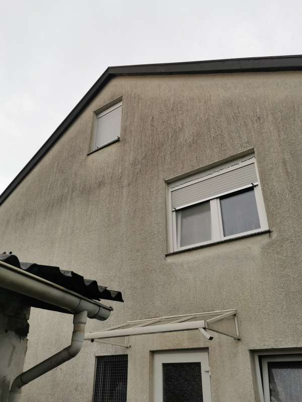 BAU.DE / BAU-Forum: 4. Bild zu Frage "Maßnahmen zur Ableitung von Regenwasser von der Hauswand und Verlängerung des Dachvorsprungs" im BAU-Forum "Außenwände und Fassaden"