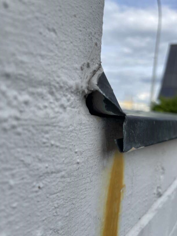 BAU.DE / BAU-Forum: 2. Bild zu Antwort "Mehr Bilder" auf die Frage "Gelbe Flecken an Mauer mit Blechverkleidung: Ursachen und Lösungen" im BAU-Forum "Außenwände und Fassaden"