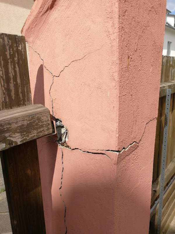 Bild zum BAU-Forumsbeitrag: Risse in Außenmauer-Pfosten  -  was tun? im Forum Rund um den Garten