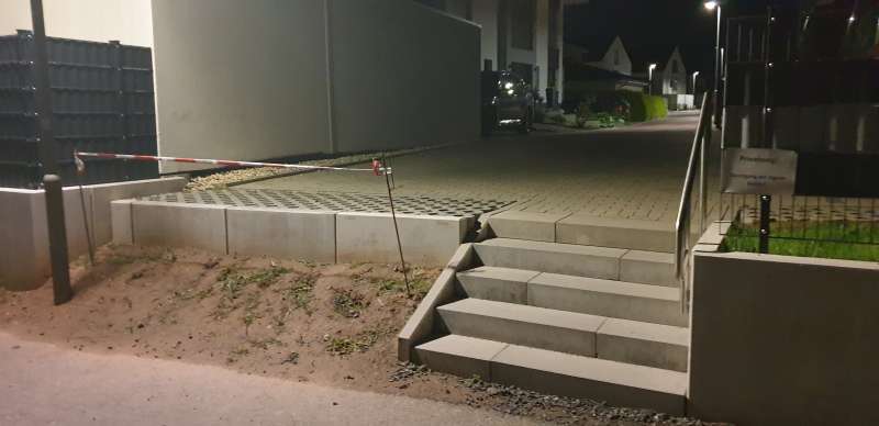 Bild zum BAU-Forumsbeitrag: Außenfläche Gefahrenzone fehlender Zaun auf Gemeinschaftseigentum im Forum Rund um den Garten