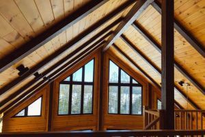 Die richtige Pflege von Holzfenstern: Tipps für Langlebigkeit und Ästhetik - Bild: Chris Liverani auf Unsplash