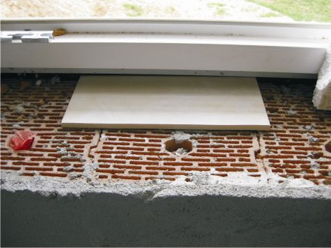 BAU.DE / BAU-Forum: 1. Bild zu Frage "Fensterbank im Badezimmer  -  was kommt unter die Fliese?" im BAU-Forum "Ausbauarbeiten"