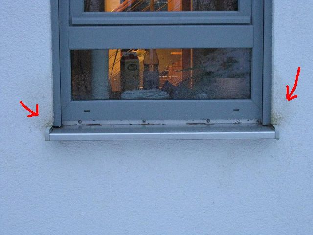 BAU.DE / BAU-Forum: 1. Bild zu Antwort "und noch ein Foto vom Fenster! ..." auf die Frage "Feuchter Außenputz" im BAU-Forum "Außenwände und Fassaden"