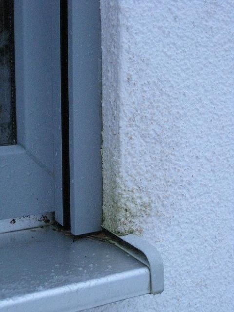 BAU.DE / BAU-Forum: 1. Bild zu Antwort "und eine Detail vom Fenster zum Schluss! ..." auf die Frage "Feuchter Außenputz" im BAU-Forum "Außenwände und Fassaden"