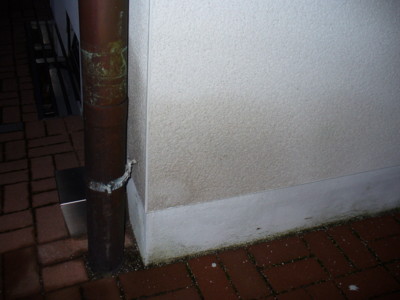 BAU.DE / BAU-Forum: 3. Bild zu Antwort "und noch ein Bild" auf die Frage "Feuchter/Nasser Putz unterhalb einer Treppe was kann das sein? -Baujahr 2001" im BAU-Forum "Außenwände und Fassaden"