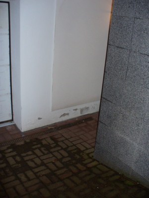 BAU.DE / BAU-Forum: 1. Bild zu Antwort "weitere Bilder" auf die Frage "Feuchter/Nasser Putz unterhalb einer Treppe was kann das sein? -Baujahr 2001" im BAU-Forum "Außenwände und Fassaden"