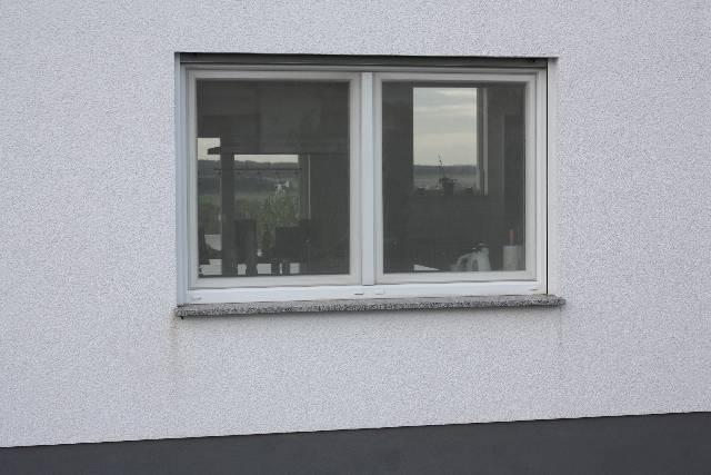 BAU.DE / BAU-Forum: 1. Bild zu Frage "Putz unter Fensterbank verfärbt, Algen?" im BAU-Forum "Außenwände und Fassaden"