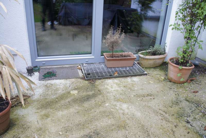 BAU.DE / BAU-Forum: 2. Bild zu Frage "SOS Abdichtung einer Terrassentüre zu einer Betonplatte hin" im BAU-Forum "Außenwände und Fassaden"