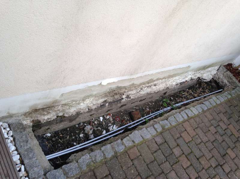 BAU.DE / BAU-Forum: 4. Bild zu Frage "Verputzte Außenwand brüchig (ehemals Innenwand Garage)" im BAU-Forum "Außenwände und Fassaden"