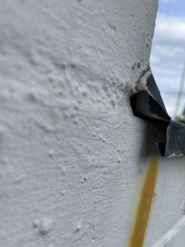 BAU.DE / BAU-Forum: 4. Bild zu Antwort "Mehr Bilder" auf die Frage "Gelbe Flecken an Mauer - die Oberseite der Mauer ist mit Blech verkleidet" im BAU-Forum "Außenwände und Fassaden"