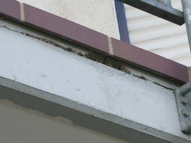 BAU.DE / BAU-Forum: 1. Bild zu Frage "Welche Sanierungsmethode wäre hier kostengünstiger?" im BAU-Forum "Balkon und Terrasse"