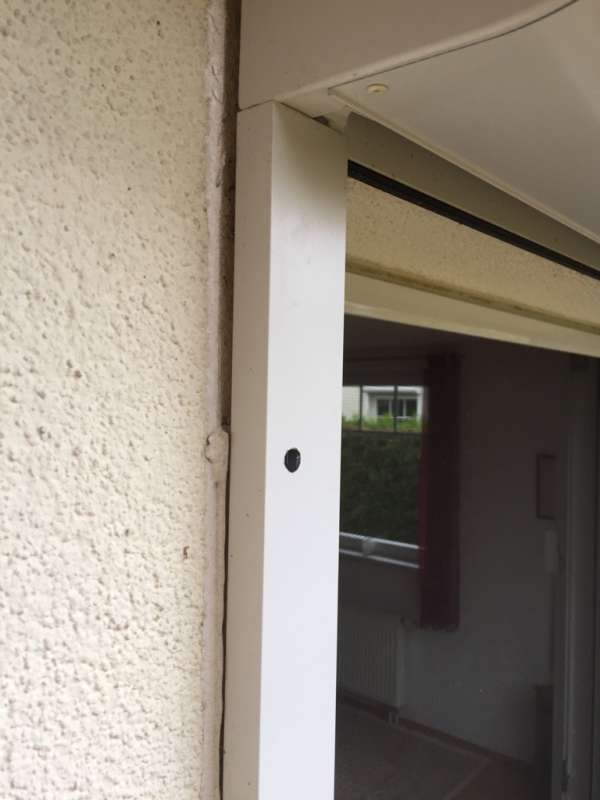 BAU.DE / Forum: 2. Bild zu Frage "Lösen der Seitenführung Rolladen" im Forum "Fenster und Außentüren"