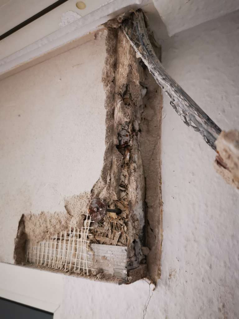 BAU.DE / BAU-Forum: 1. Bild zu Frage "Eingeputzten Rollladenkasten öffnen: Wie geht das ohne Beschädigung?" im BAU-Forum "Fenster und Außentüren" BAU.DE / BAU-Forum: 1. Bild zu Frage "Eingeputzten Rollladenkasten öffnen: Wie geht das ohne Beschädigung?" im BAU-Forum "Fenster und Außentüren"