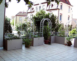 BAU.DE / BAU-Forum: 2. Bild zu Frage "Blumenkästen aus Faserbeton" im BAU-Forum "Rund um den Garten"
