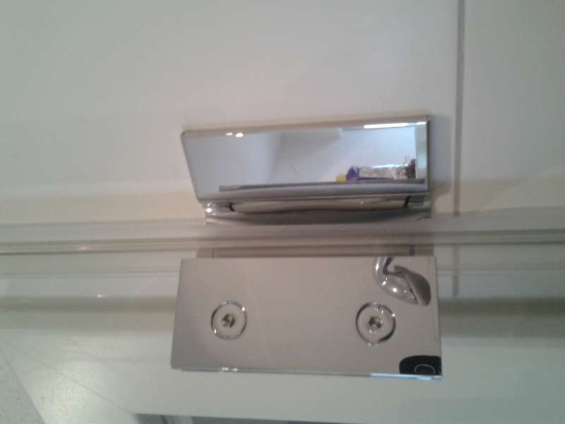 BAU.DE / BAU-Forum: 2. Bild zu Frage "duschglastür wasserdurchlässig an den scharnieren" im BAU-Forum "Sanitär, Bad, Dusche, WC"