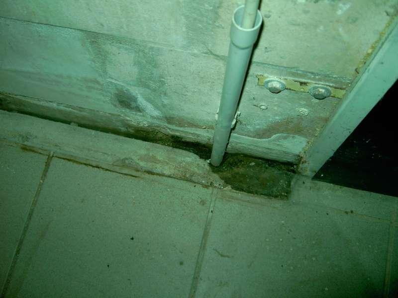 BAU.DE / BAU-Forum: 3. Bild zu Antwort "Fotos" auf die Frage "Wasserschaden im Keller durch falsch gesetztes Fallrohr" im BAU-Forum "Modernisierung / Sanierung / Bauschäden"