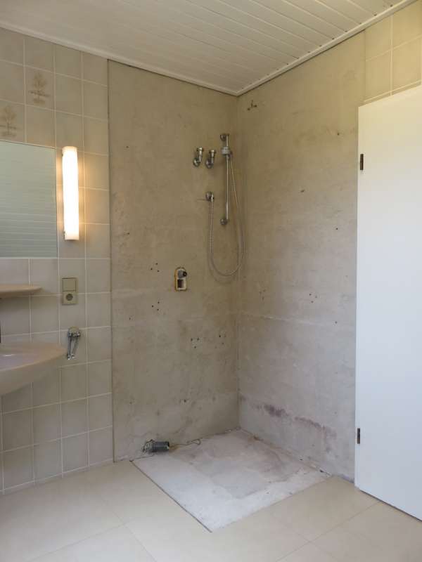 BAU.DE / BAU-Forum: 1. Bild zu Antwort "Abriss erledigt" auf die Frage "Schimmelbildung an Wand hinter Dusche" im BAU-Forum "Modernisierung / Sanierung / Bauschäden"