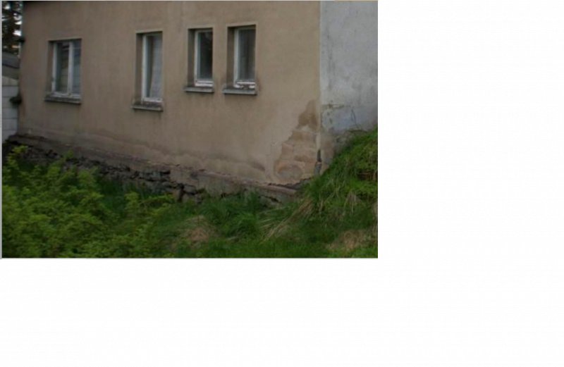 BAU.DE / BAU-Forum: 1. Bild zu Frage "lose Steine unter Bodenplatte bei in Hang gebautem Haus" im BAU-Forum "Modernisierung / Sanierung / Bauschäden"