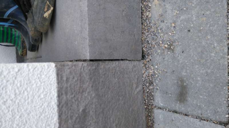 BAU.DE / Forum: 2. Bild zu Frage "Trennung Außentreppe Blockstufen/Platten zu Fassade" im Forum "Treppen, Rampen, Leitern"