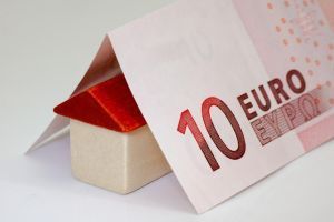 Der Hauskauf und die Frage nach dem Eigenkapital - Bild: Alexander Stein auf Pixabay