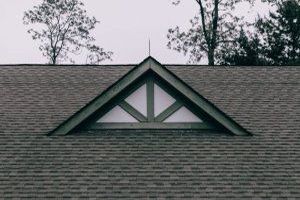 Sanierungen und Neubauten: Daher ist ein professioneller Dachdecker wichtig - Bild: Yucel Moran / Unsplash