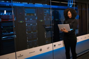 Kabelmanagement, Kühlung, Sicherheit: Wie 19-Zoll-Schränke Ihr Netzwerk zukunftssicher machen - Bild: Christina Morillo / Pexels Kabelmanagement, Kühlung, Sicherheit: Wie 19-Zoll-Schränke Ihr Netzwerk zukunftssicher machen - Bild: Christina Morillo / Pexels