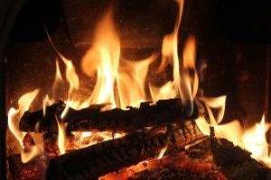 Moderne Holzfeuerstätten (Kachelofen, Heizkamin, Kaminofen etc.) für nachhaltige Entspannung - Bild: Jarmo Larsen / Pixabay