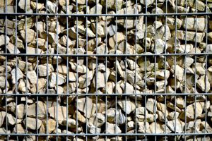 Sicht- und Lärmschutz im Garten: Vorteile eines Gabionenzauns - Bild: PIRO / Pixabay