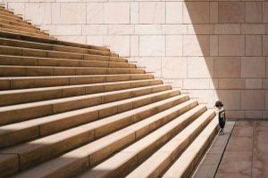 Kragarmtreppen im Neubau: Moderne Ästhetik und praktische Lösungen - Bild: Jukan Tateisi / Unsplash