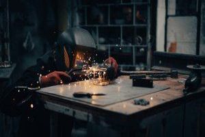 Ratgeber: Sicherheit beim Schweißen - Bild: Alina Belogolova auf Unsplash