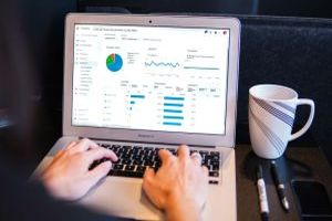 Vom Trading zur Traumimmobilie: Innovative Finanzierungsstrategien für Ihr Eigenheim - Bild: Myriam Jessier / Unsplash