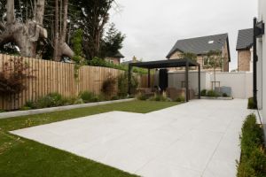 Multifunktionale Überdachungssysteme: Carport und Terrasse kombinieren - Bild: Tile Merchant Ireland / Unsplash