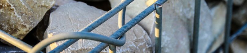 Sicht- und Lärmschutz im Garten: Vorteile eines Gabionenzauns