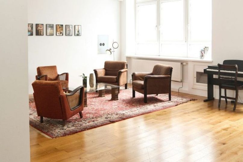 Hochwertiges Holz, wie man es bei Parkett vorfindet, vermittelt sofort ein Gefühl von Qualität und Beständigkeit