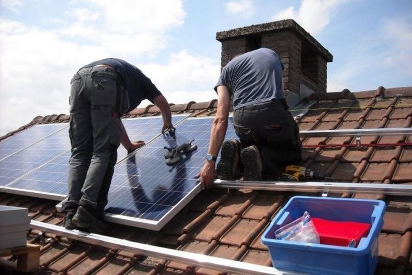 Einbau neuer Heizanlagen und Solarpanels - im Bestandsbau werden Balkonkraftwerke immer beliebter.