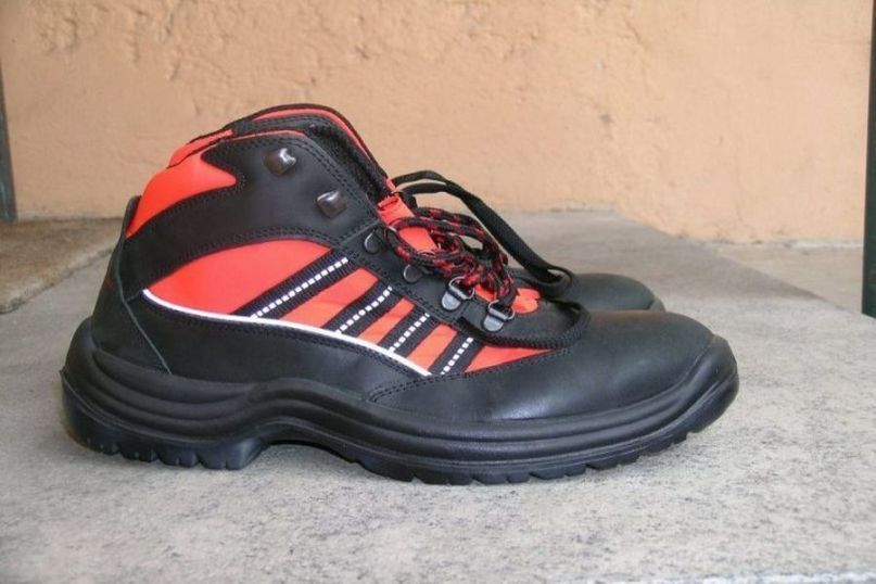 Die Qualität eines Sicherheitsschuhs wird durch verschiedene Faktoren bestimmt. Ein guter Schuh bietet Rutschfestigkeit, was besonders wichtig ist, um Unfälle auf nassen oder öligen Oberflächen zu vermeiden.